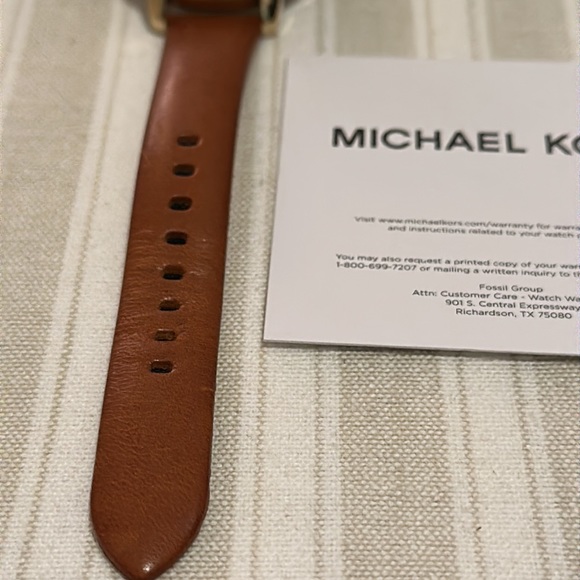 Authentic Michael Kors Women’s Watch, MK-2521 in Gold & Leather Strap Detail - Picture 7 of 16